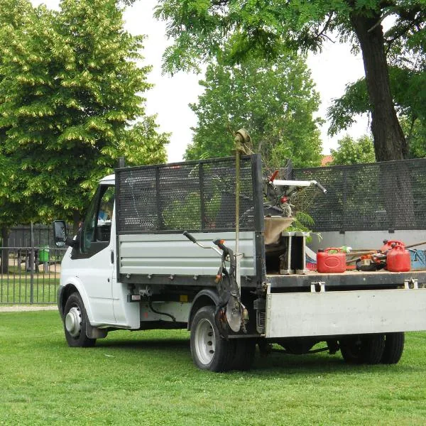 Véhicule et équipement pour les travaux de jardin